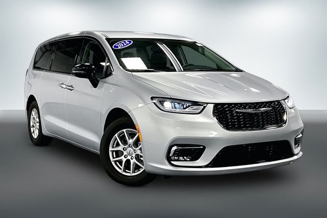 2024 Chrysler Pacifica Touring L's photo