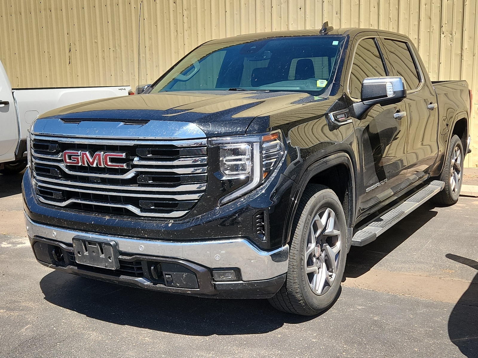 2022 GMC Sierra 4WD Crew Cab Short Box SLT's photo