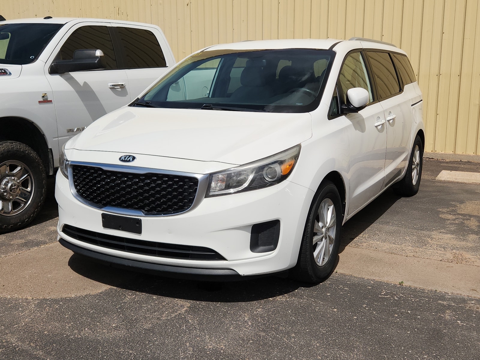 2016 Kia Sedona LX's photo