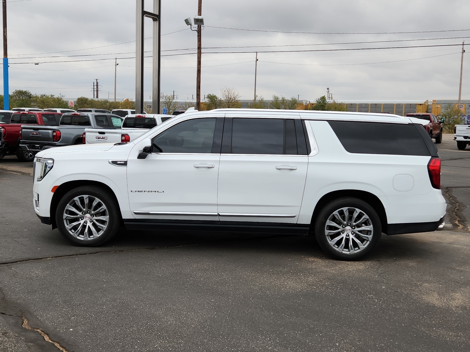 Used 2022 GMC Yukon XL Denali with VIN 1GKS2JKL2NR137917 for sale in Clovis, NM