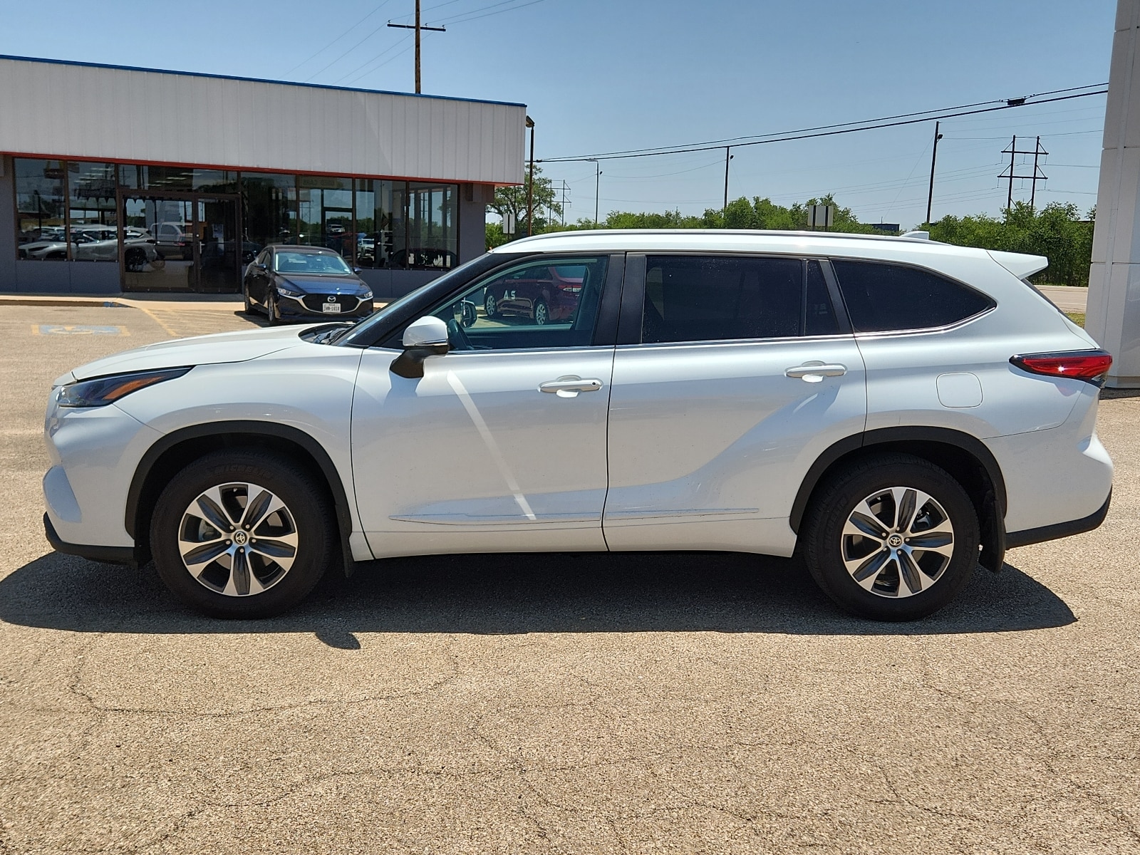 Used 2023 Toyota Highlander XLE with VIN 5TDKDRAH5PS004932 for sale in Clovis, NM