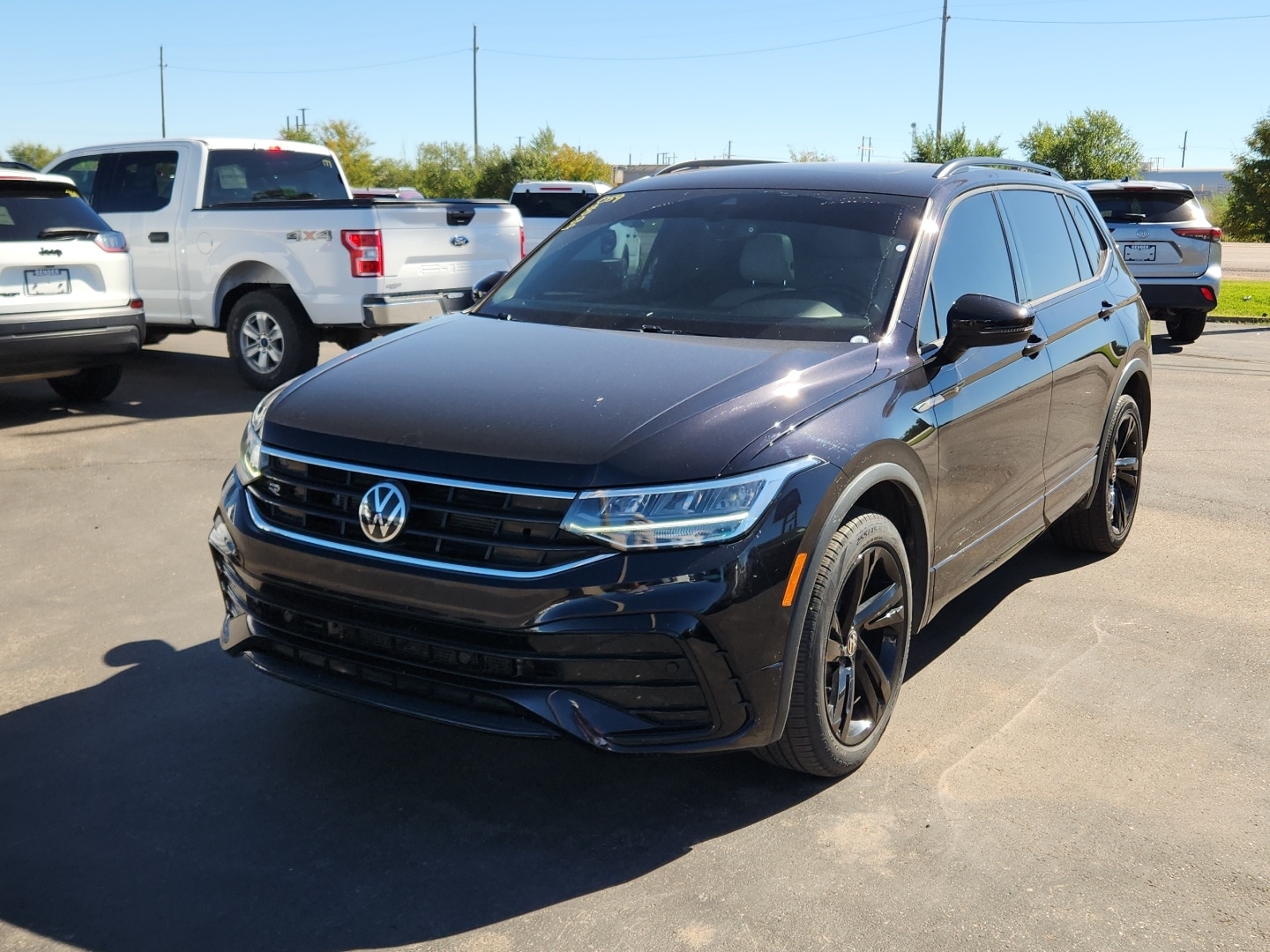 2023 Volkswagen Tiguan SE R-LINE BLACK's photo