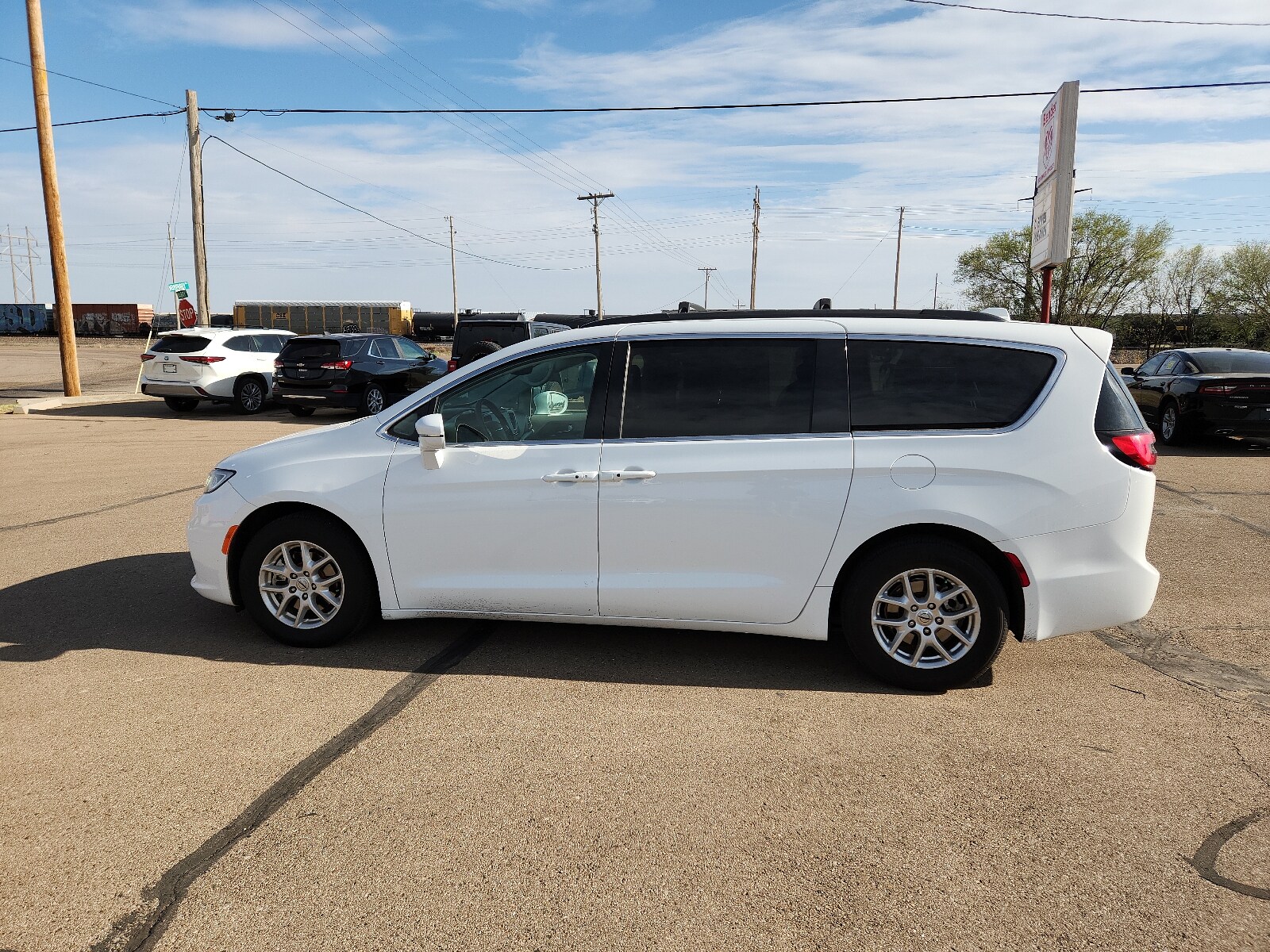 2022 Chrysler Pacifica Touring L photo 2