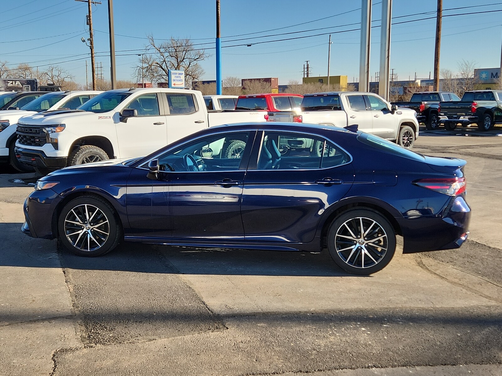 2022 Toyota Camry SE photo 2