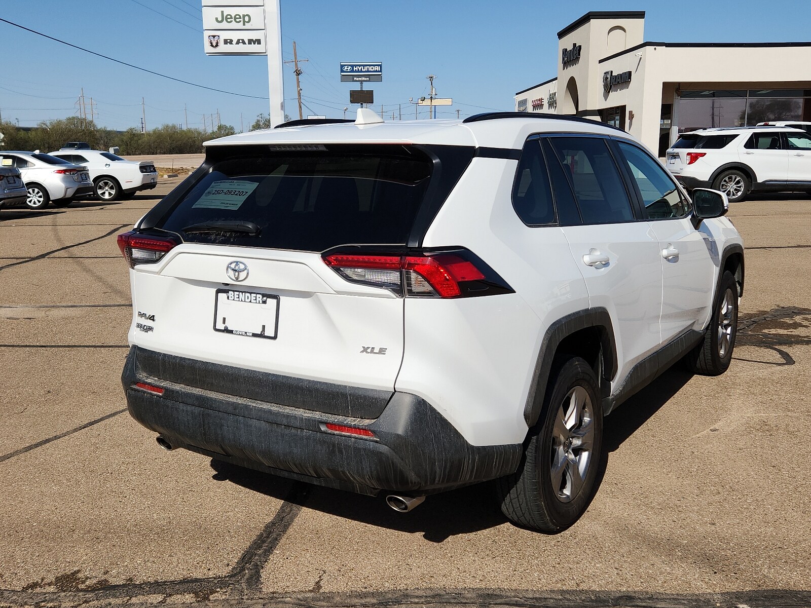 2024 Toyota RAV4 XLE photo 4