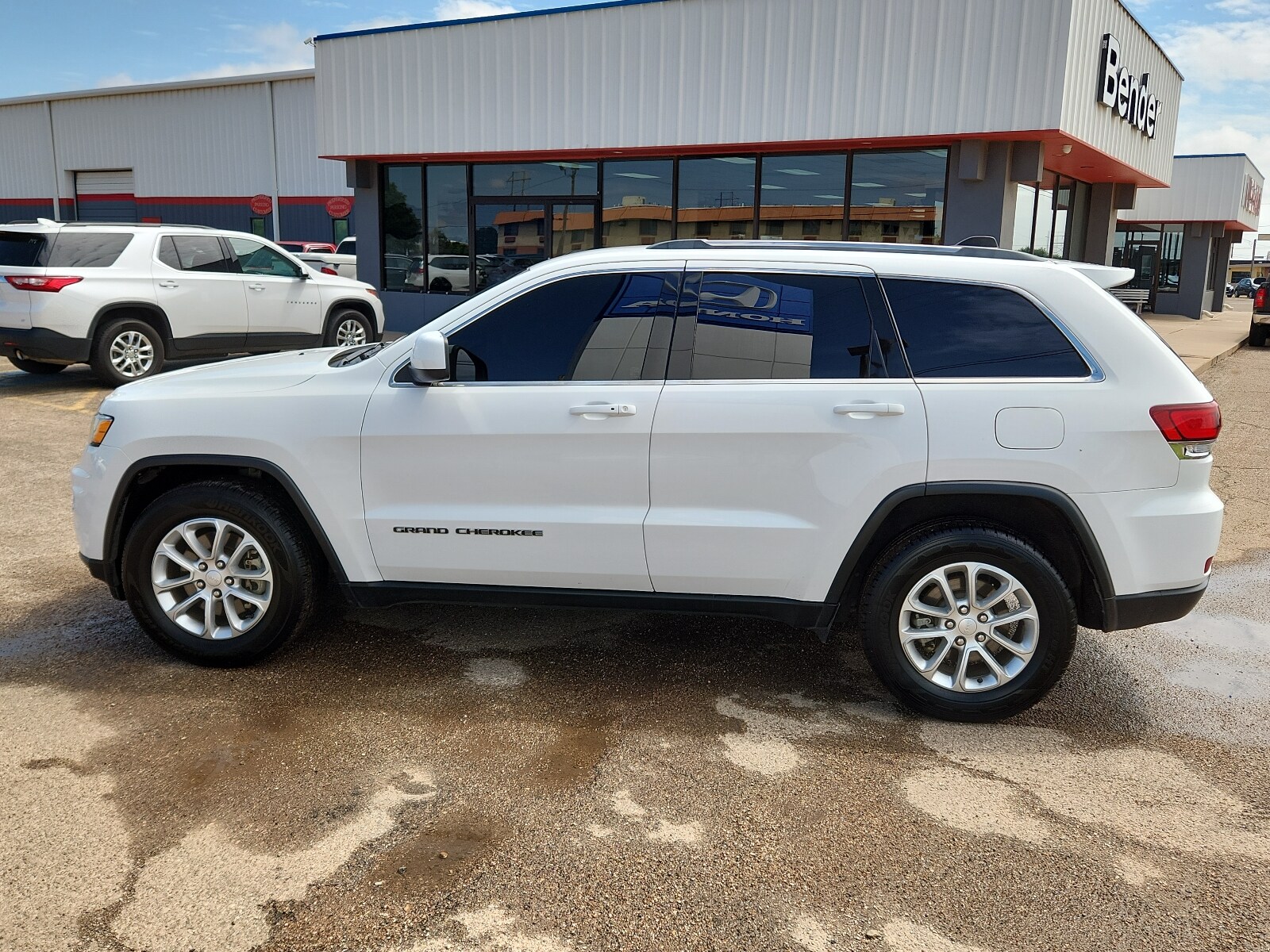 2021 Jeep Grand Cherokee Laredo photo 2