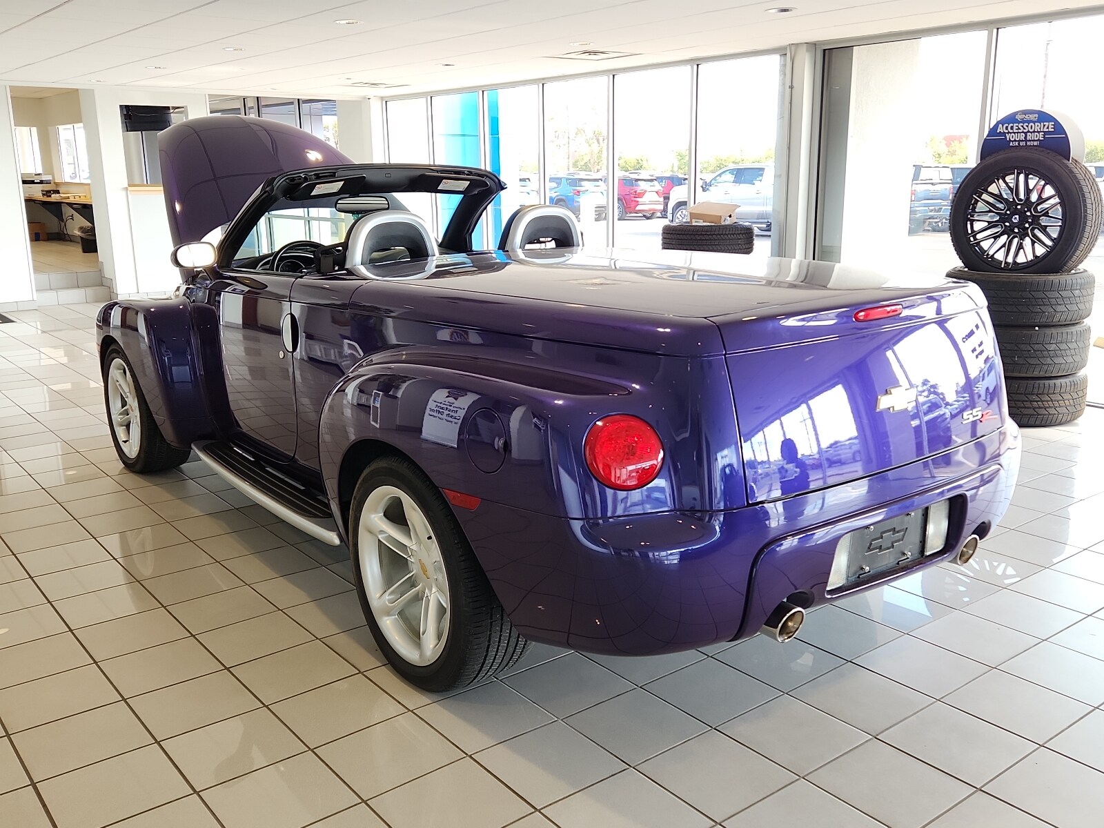 2004 Chevrolet SSR Base photo 3