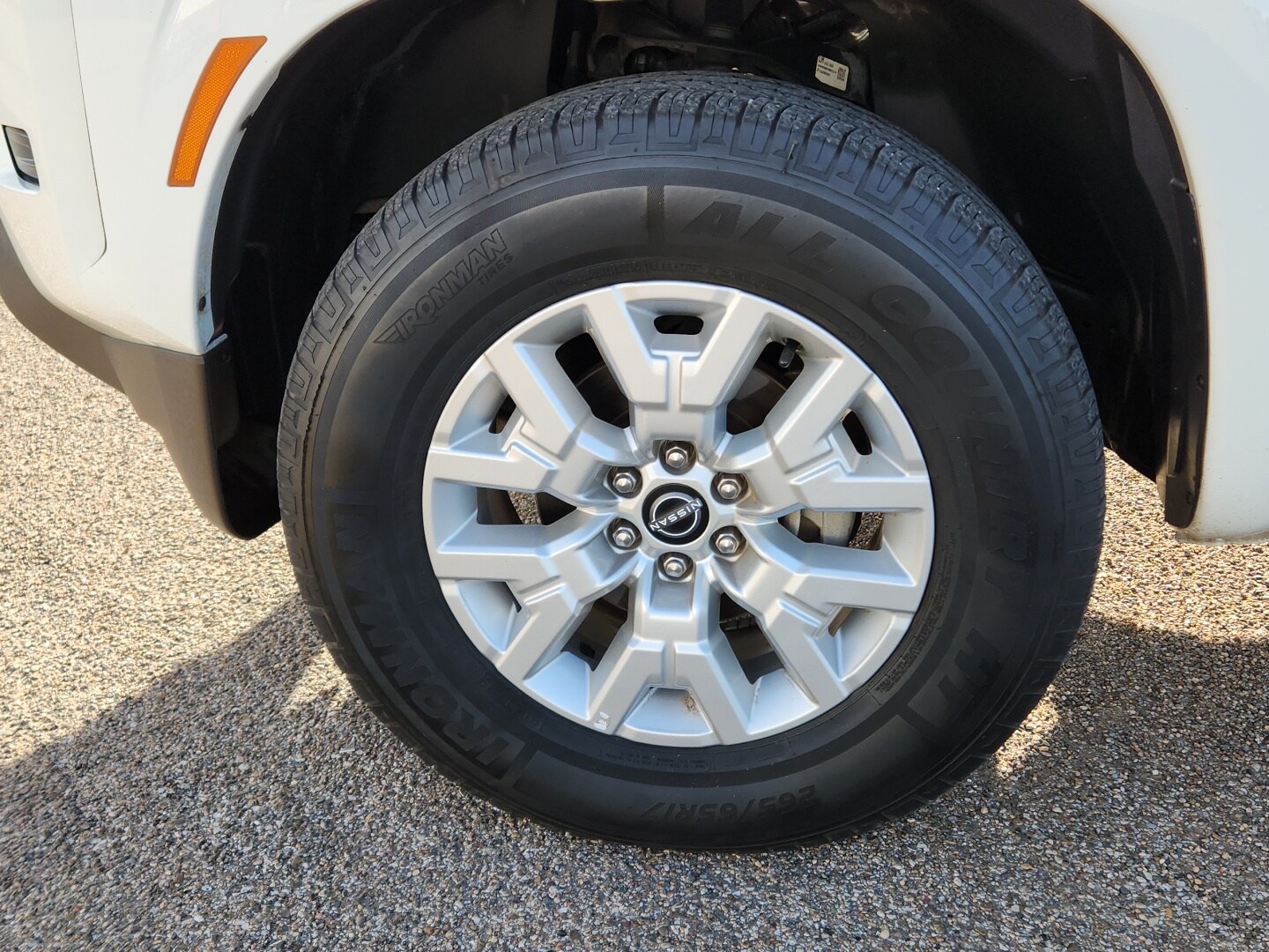 2023 Nissan Frontier SV photo 2