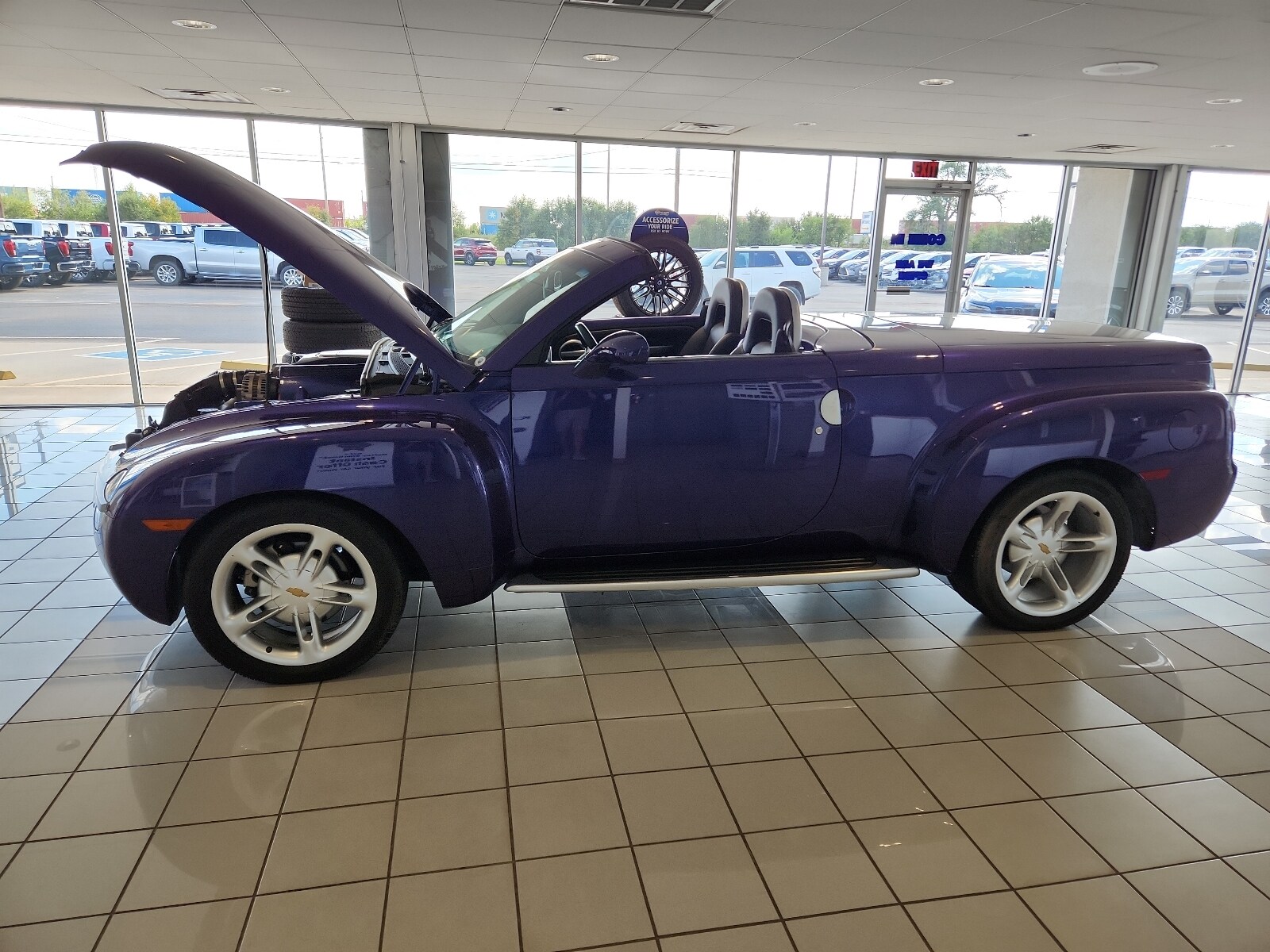 2004 Chevrolet SSR Base photo 2