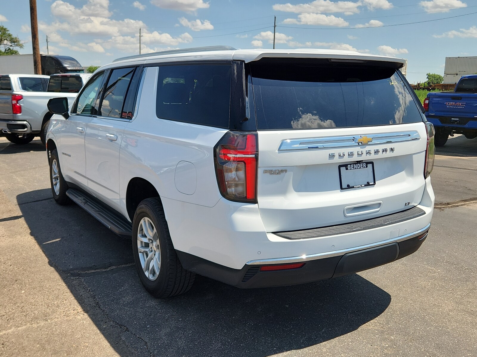2023 Chevrolet Suburban LT photo 2