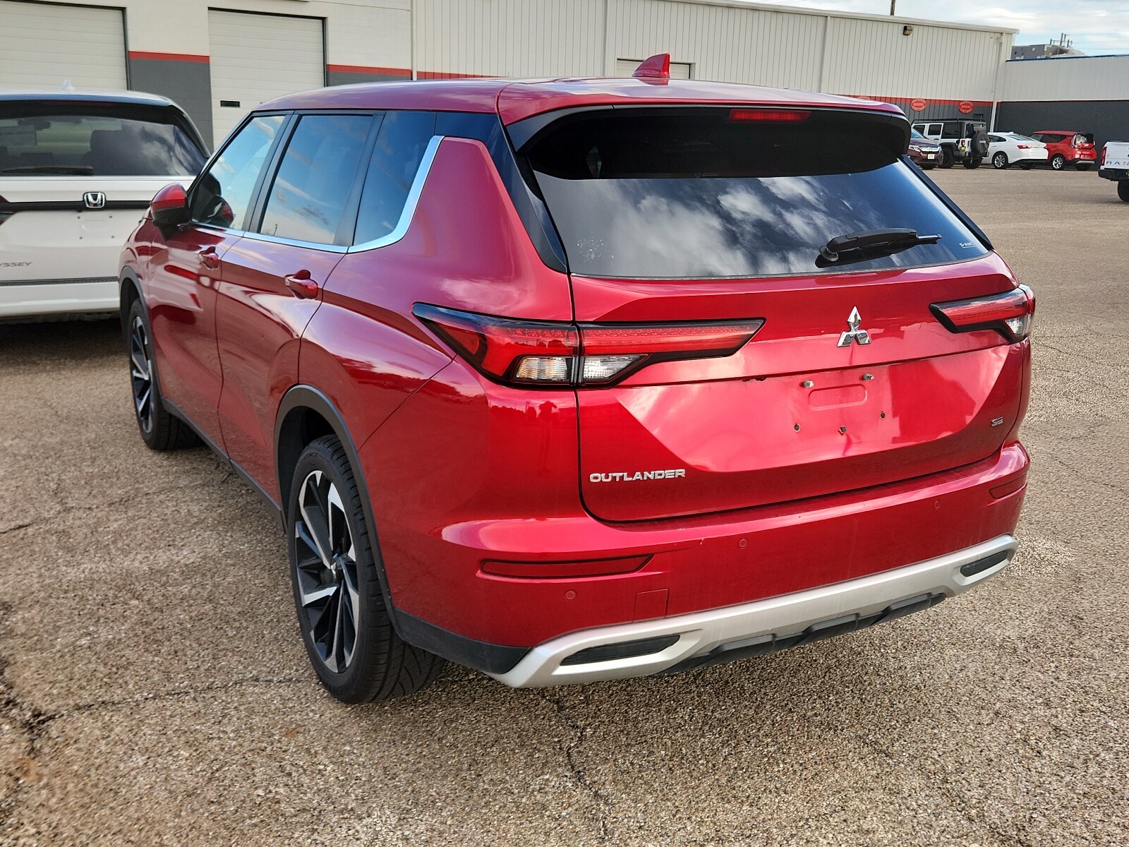 2024 Mitsubishi Outlander SE Ralliart photo 2