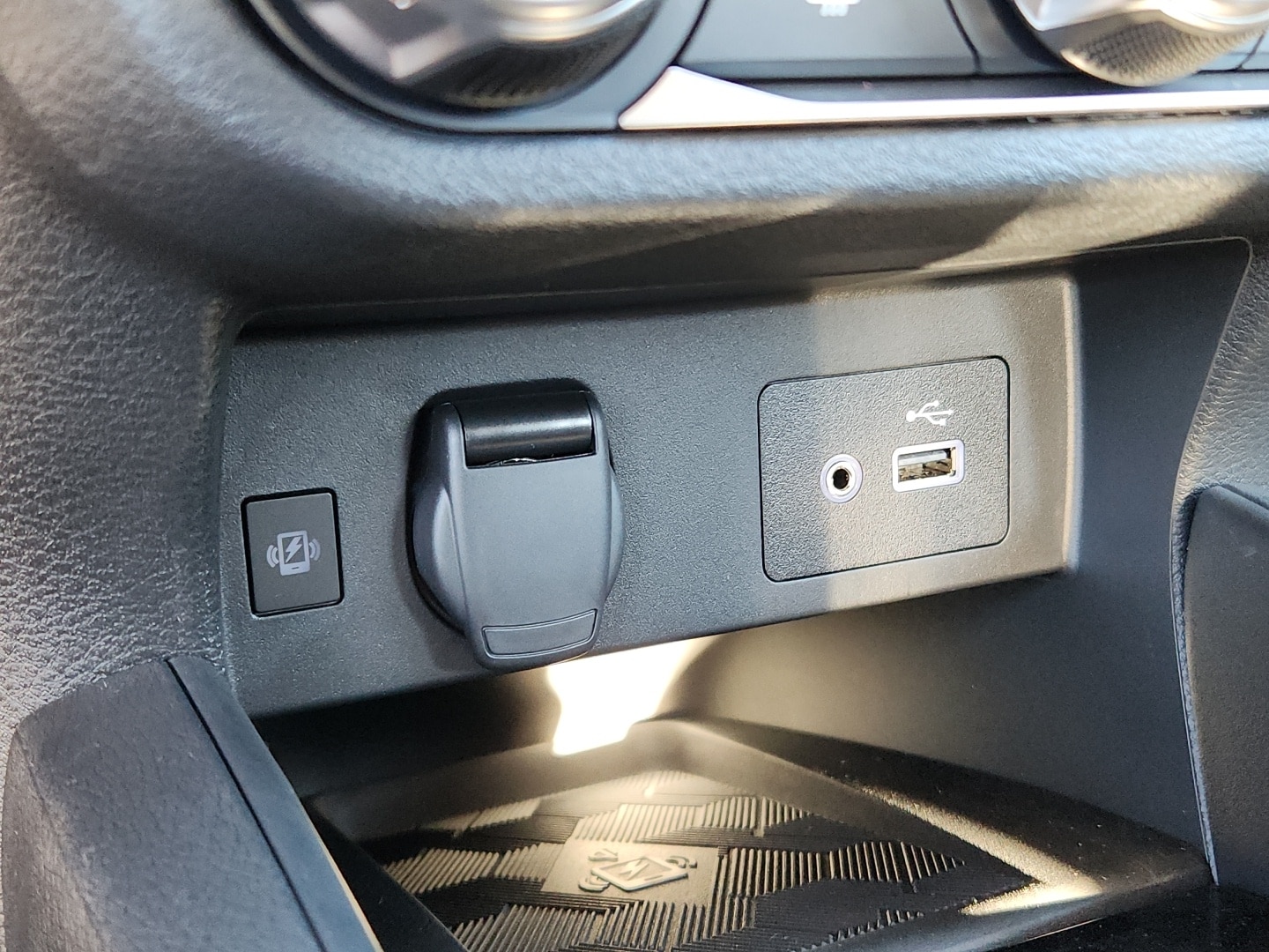 2025 Nissan Versa Sedan SV - Photo 19