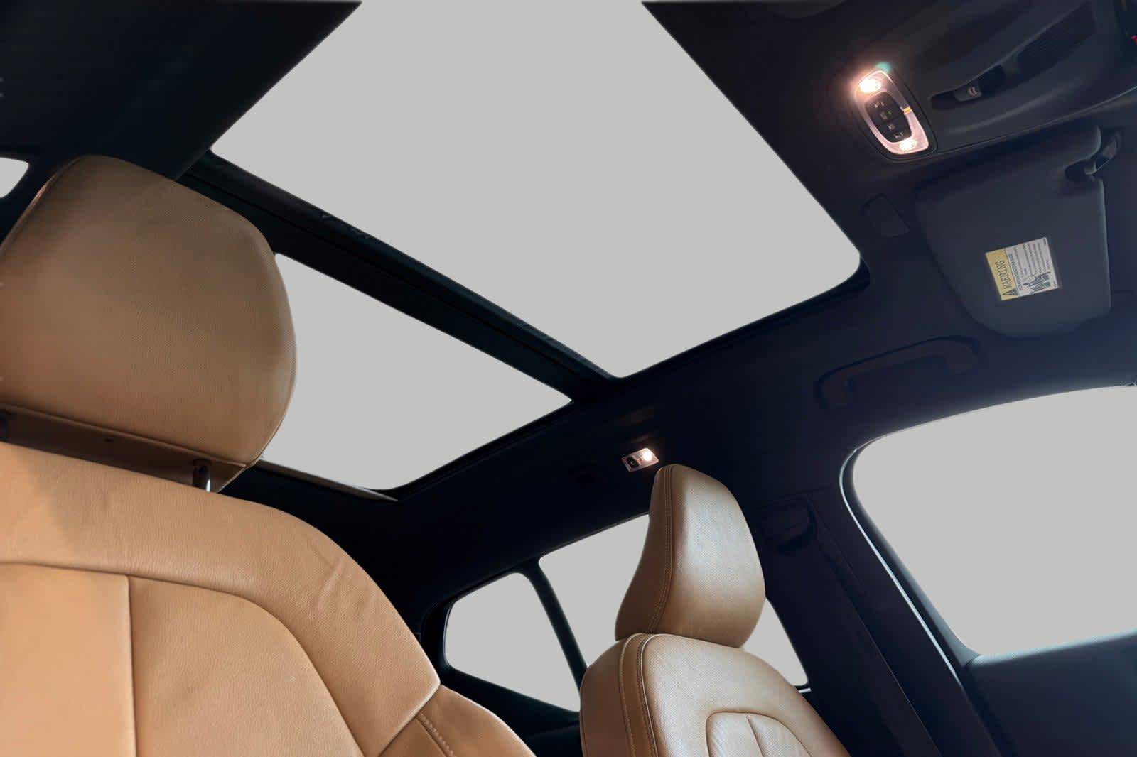 Thumbnail: 2022 Volvo XC40 - 19