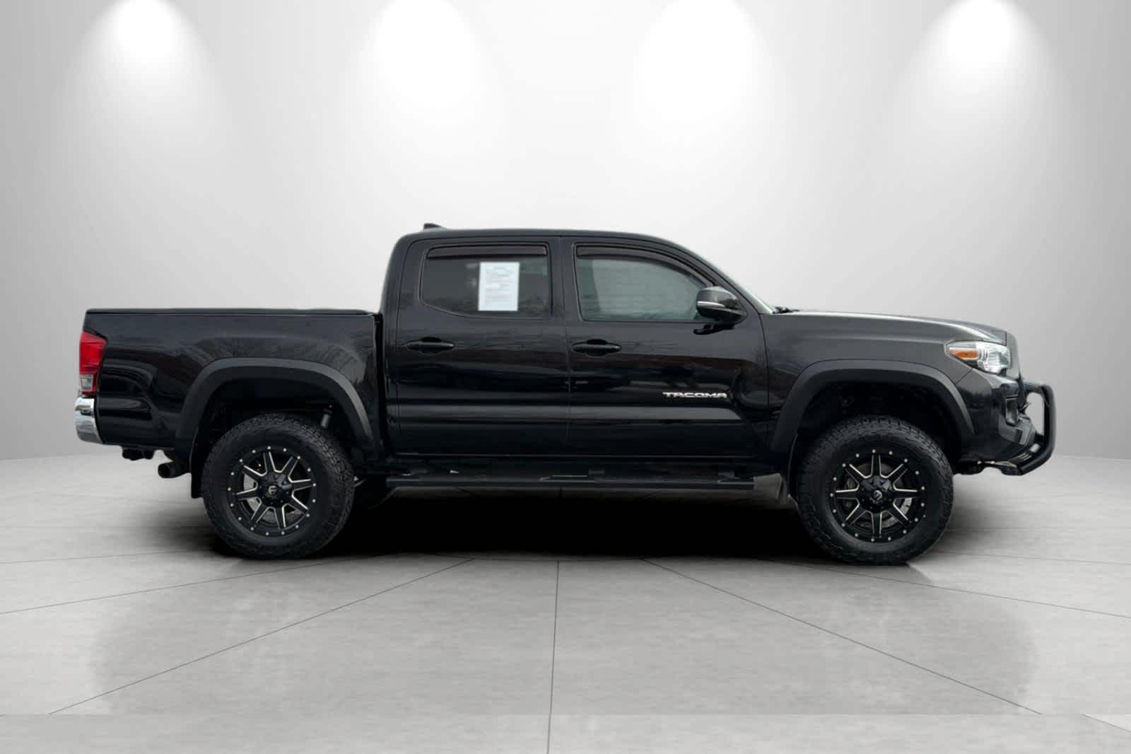 Thumbnail: 2017 Toyota Tacoma - 8