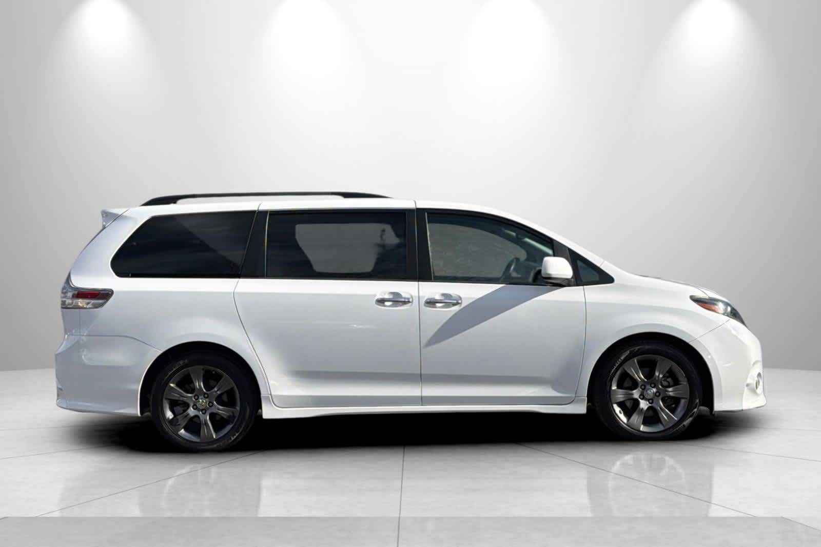 Thumbnail: 2015 Toyota Sienna - 8