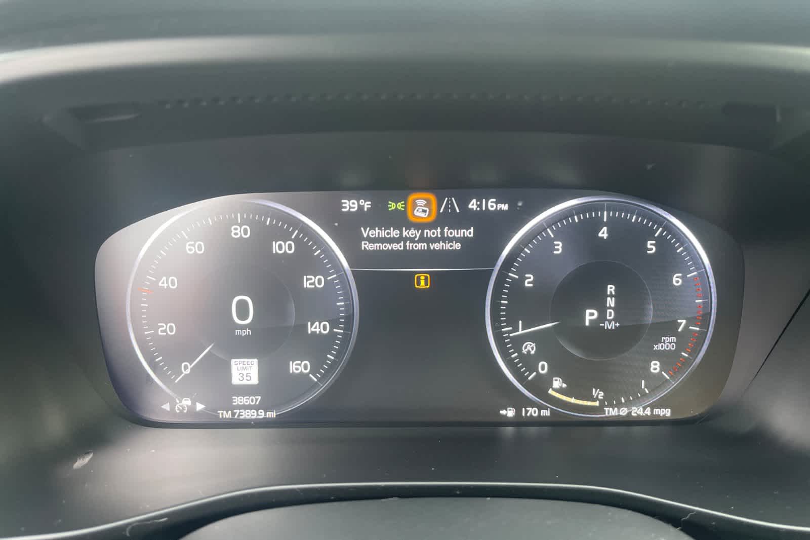 Thumbnail: 2022 Volvo XC40 - 15