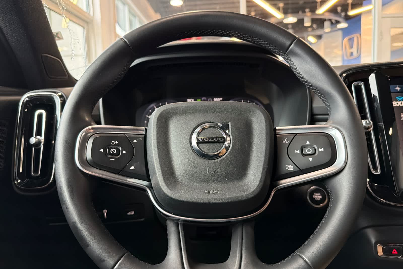 Thumbnail: 2022 Volvo XC40 - 26