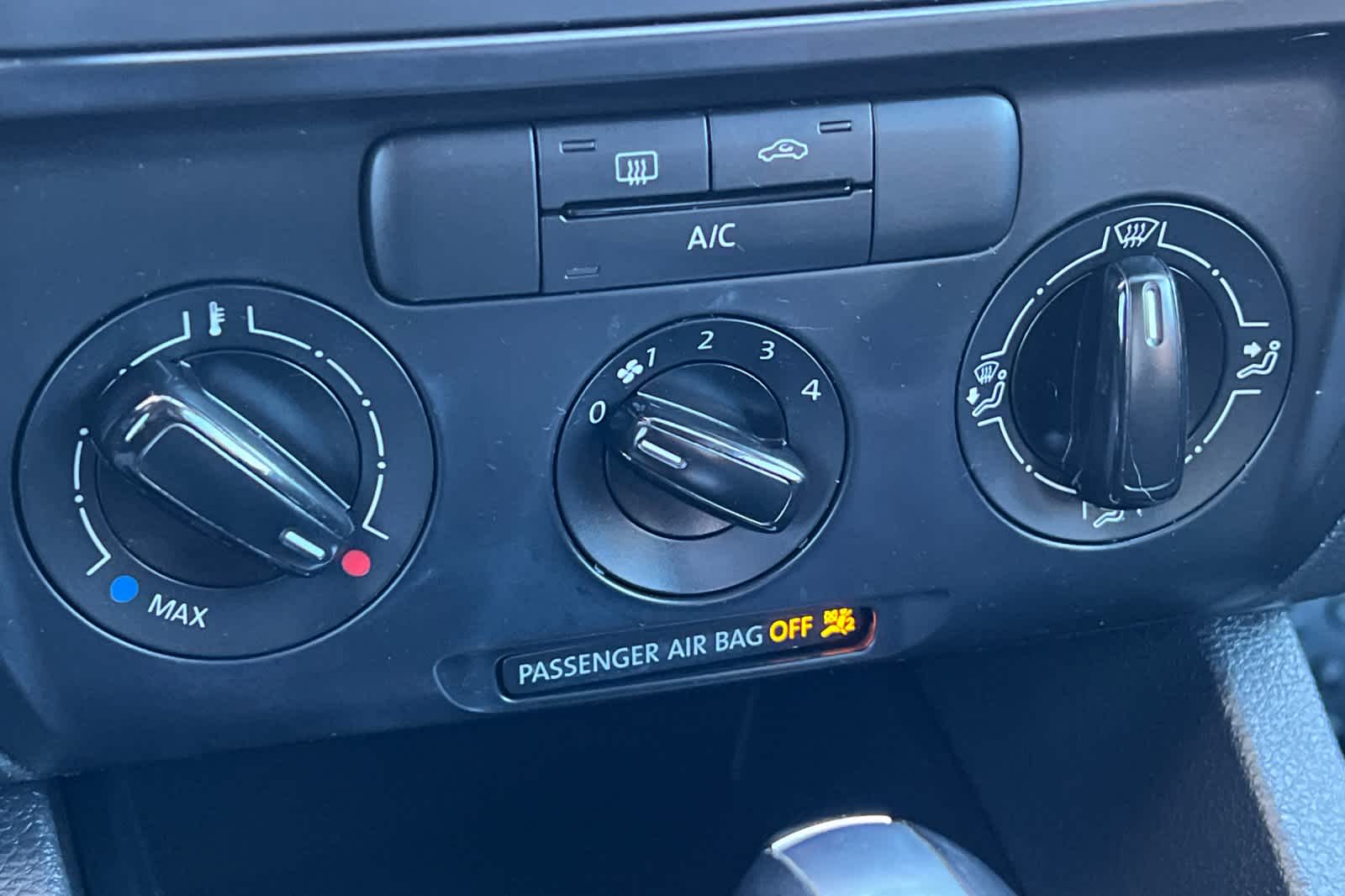 Thumbnail: 2014 Volkswagen Jetta - 20