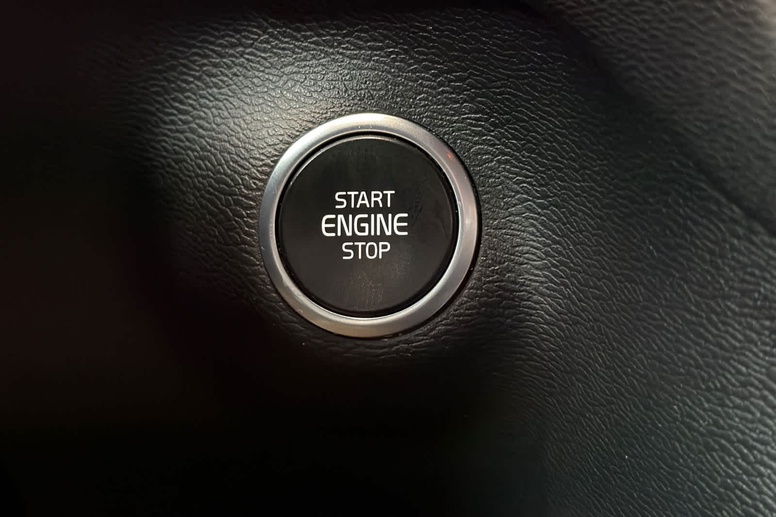 Thumbnail: 2022 Volvo XC40 - 25