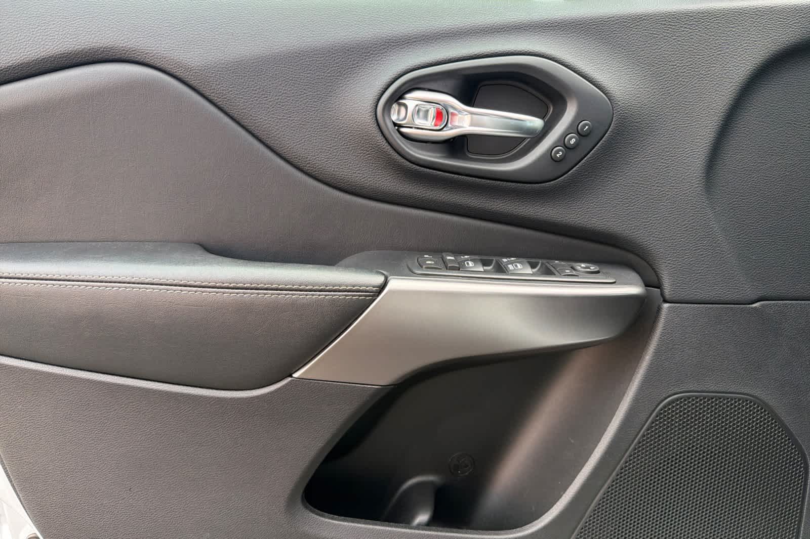 Thumbnail: 2020 Jeep Cherokee - 14