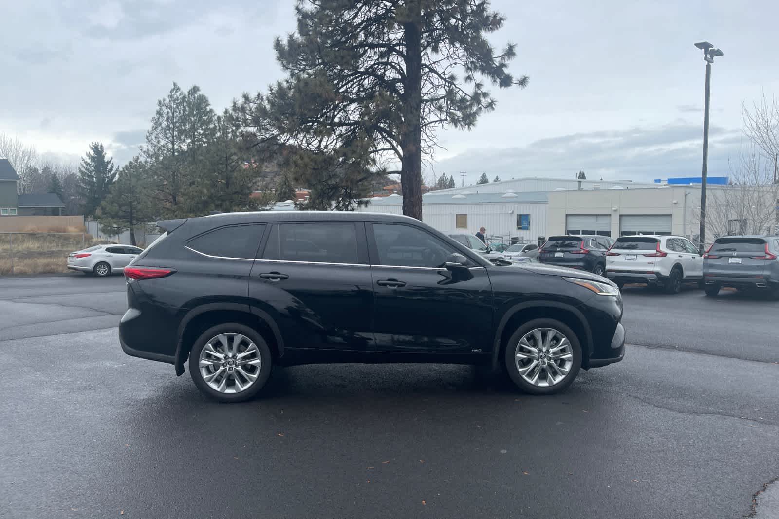 Thumbnail: 2023 Toyota Highlander - 8