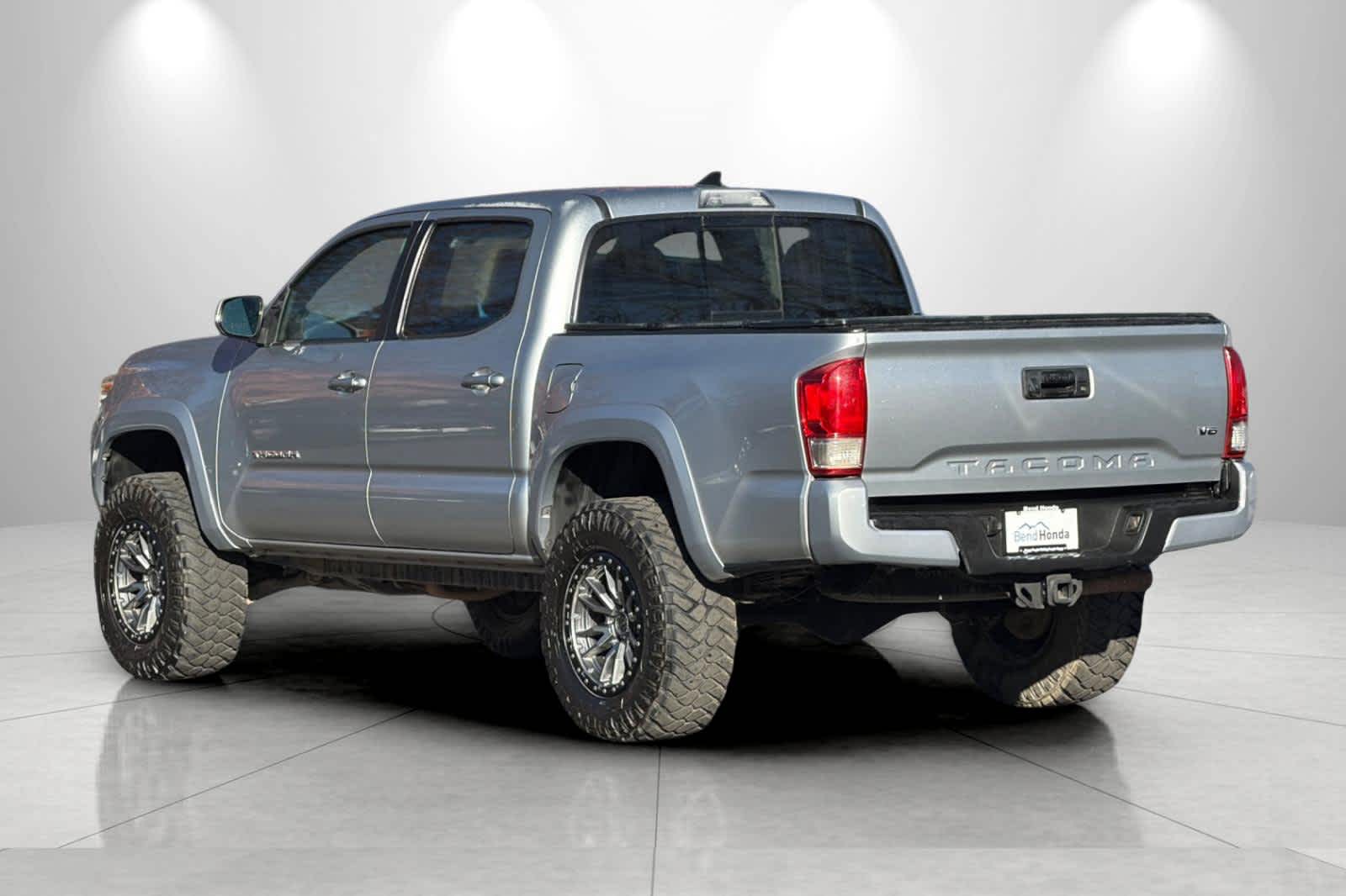 Thumbnail: 2017 Toyota Tacoma - 6