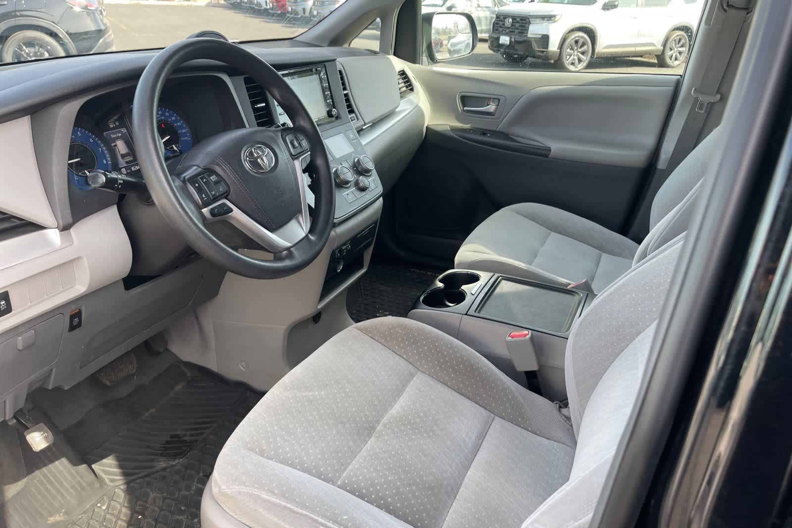 Thumbnail: 2019 Toyota Sienna - 9