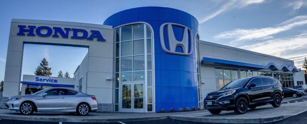 Bend Honda store front with two Honda vehicles in front