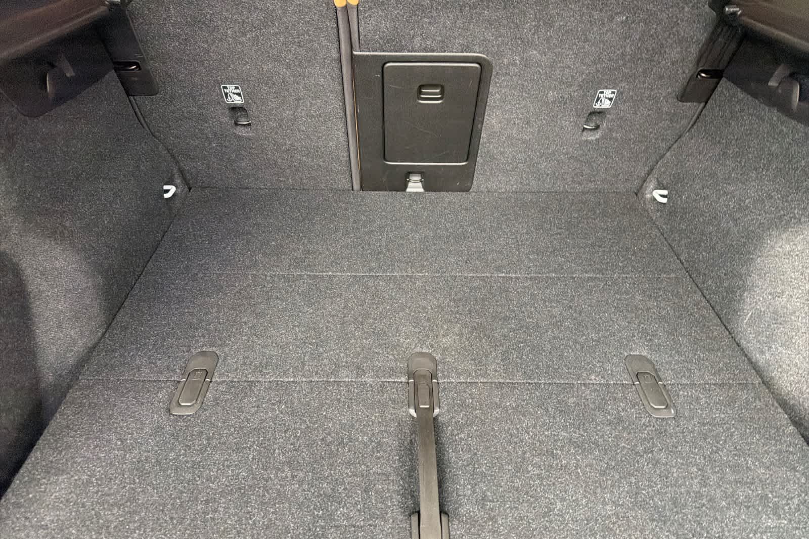 Thumbnail: 2022 Volvo XC40 - 17