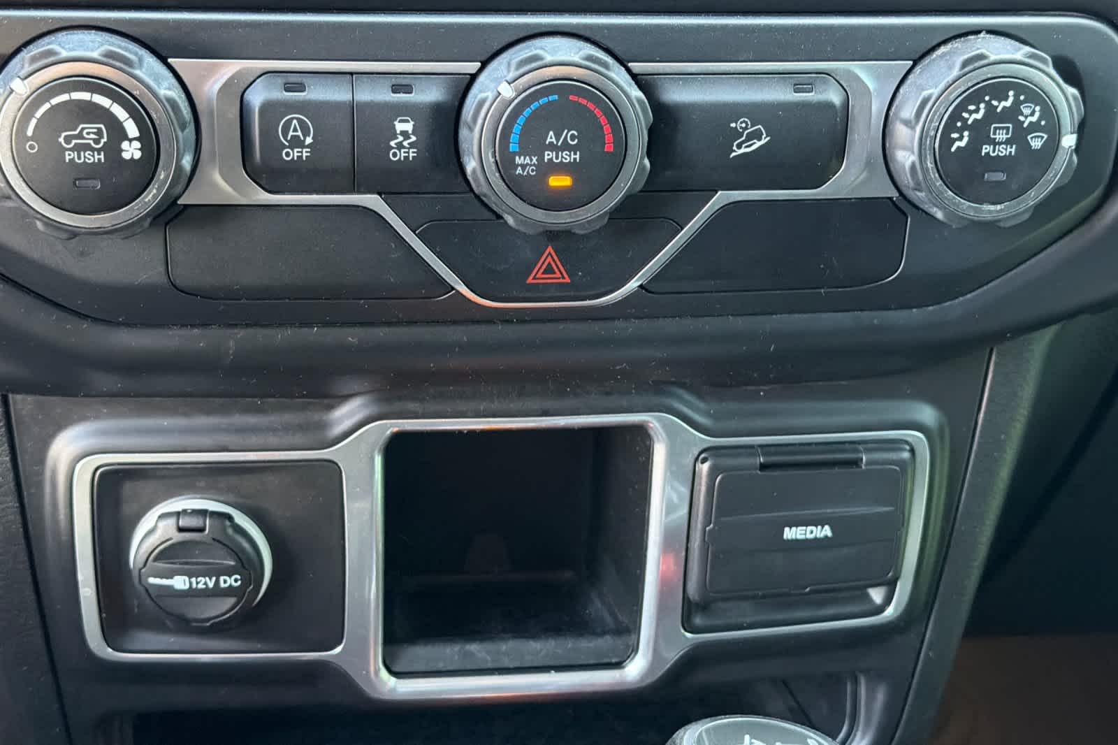 Thumbnail: 2018 Jeep Wrangler - 22