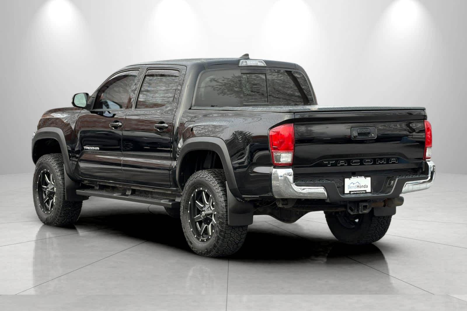 Thumbnail: 2017 Toyota Tacoma - 6