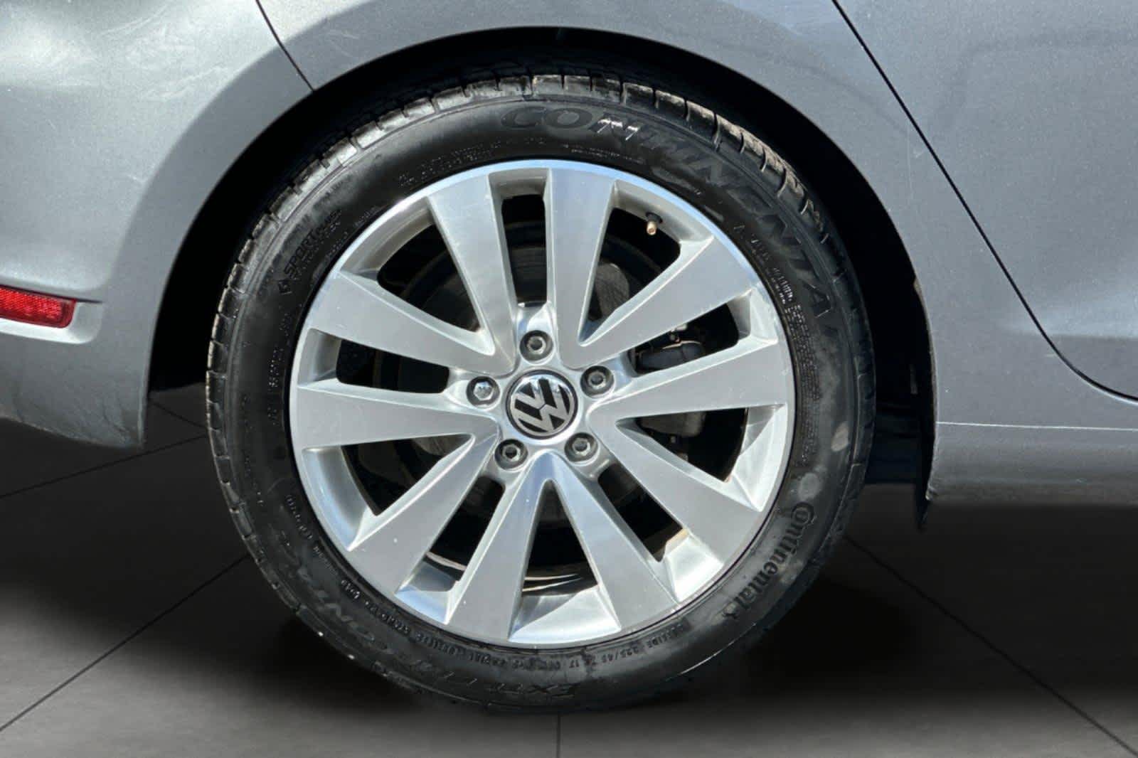 Thumbnail: 2012 Volkswagen Golf - 11