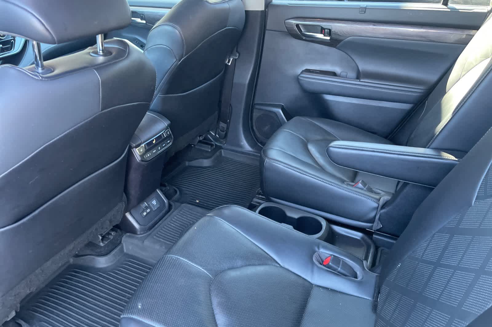 Thumbnail: 2023 Toyota Highlander - 10