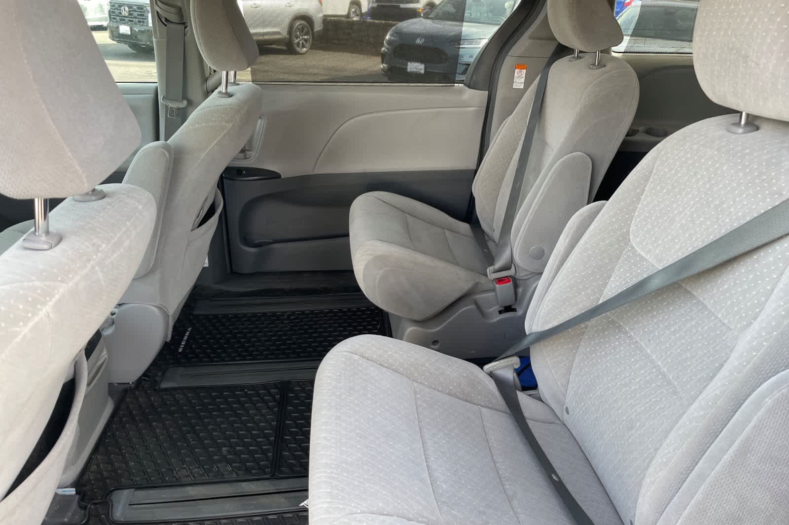 Thumbnail: 2019 Toyota Sienna - 10