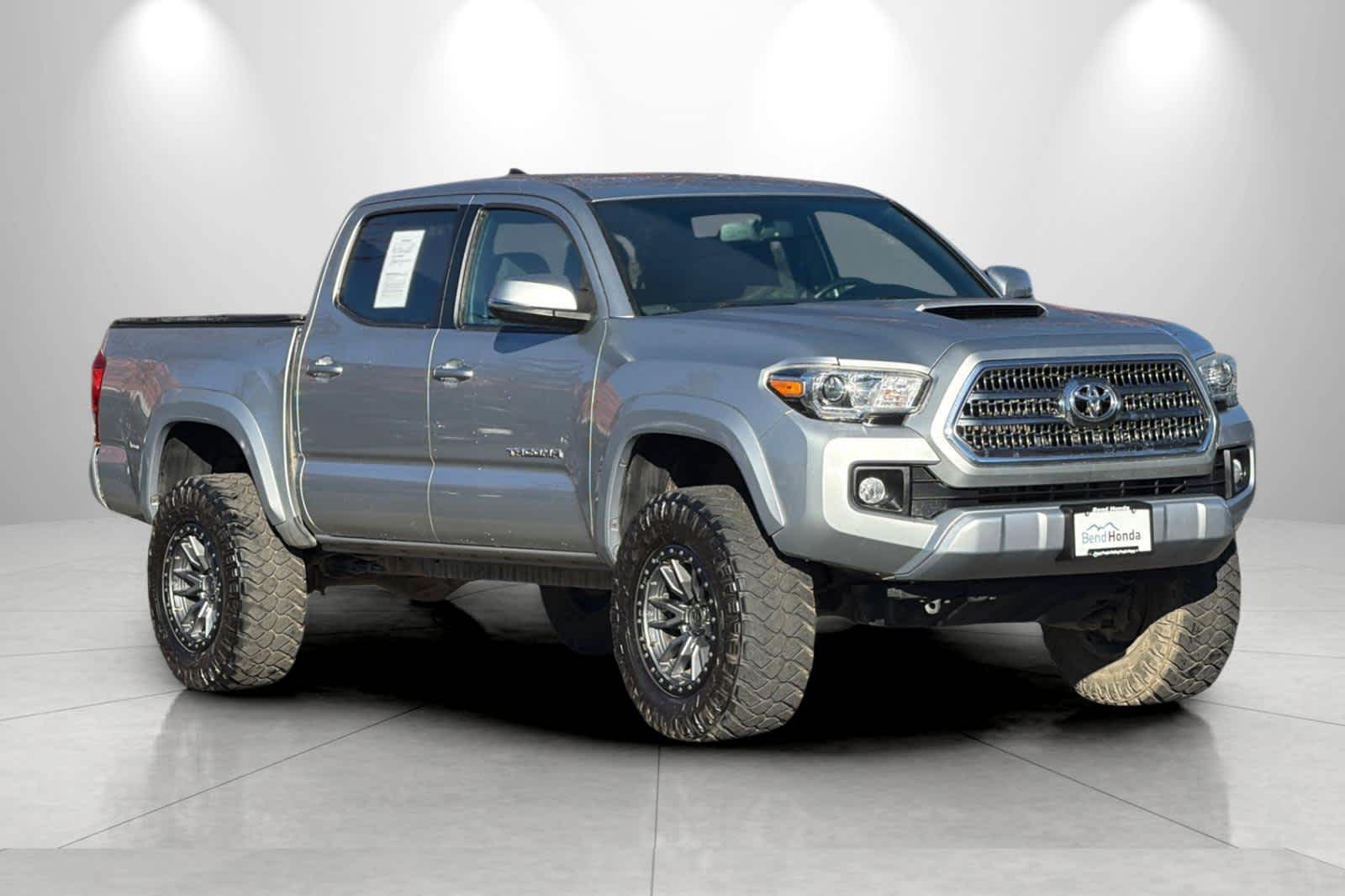 Thumbnail: 2017 Toyota Tacoma - 9