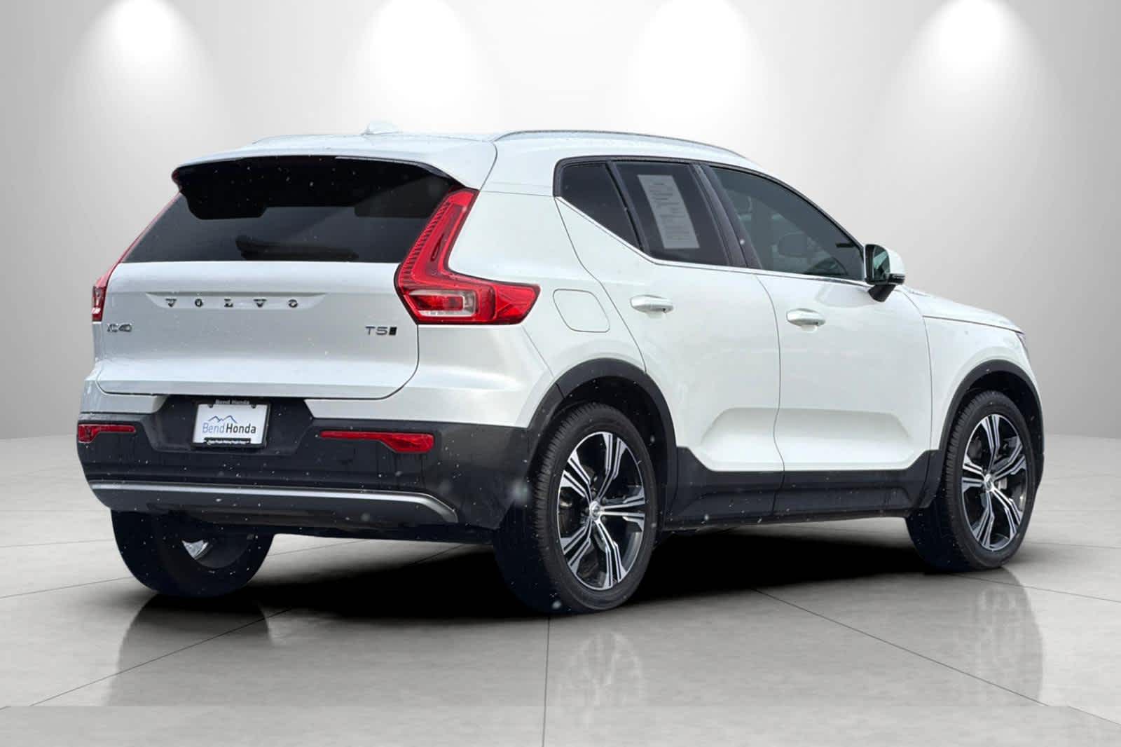 Thumbnail: 2022 Volvo XC40 - 2