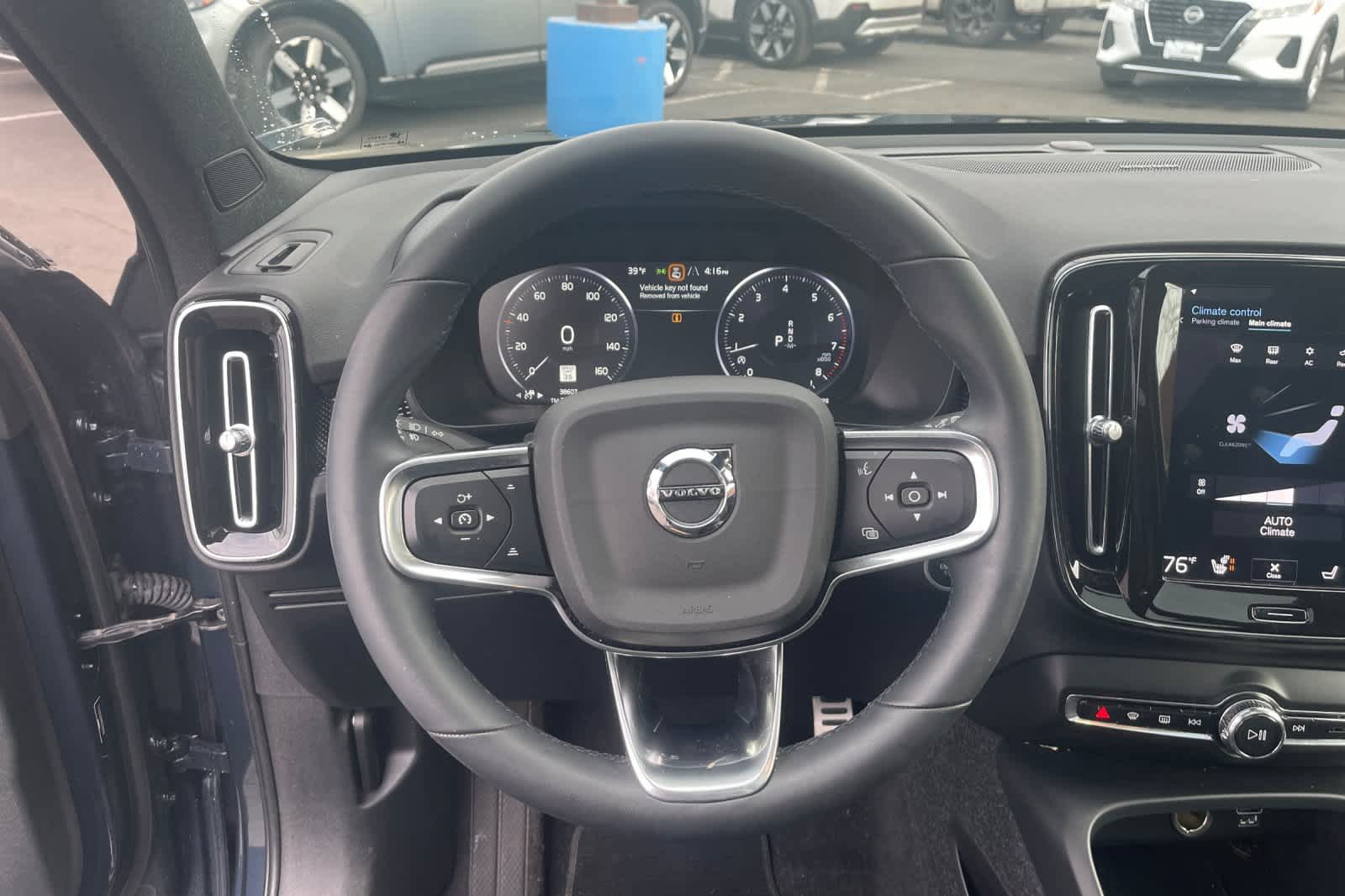 Thumbnail: 2022 Volvo XC40 - 14