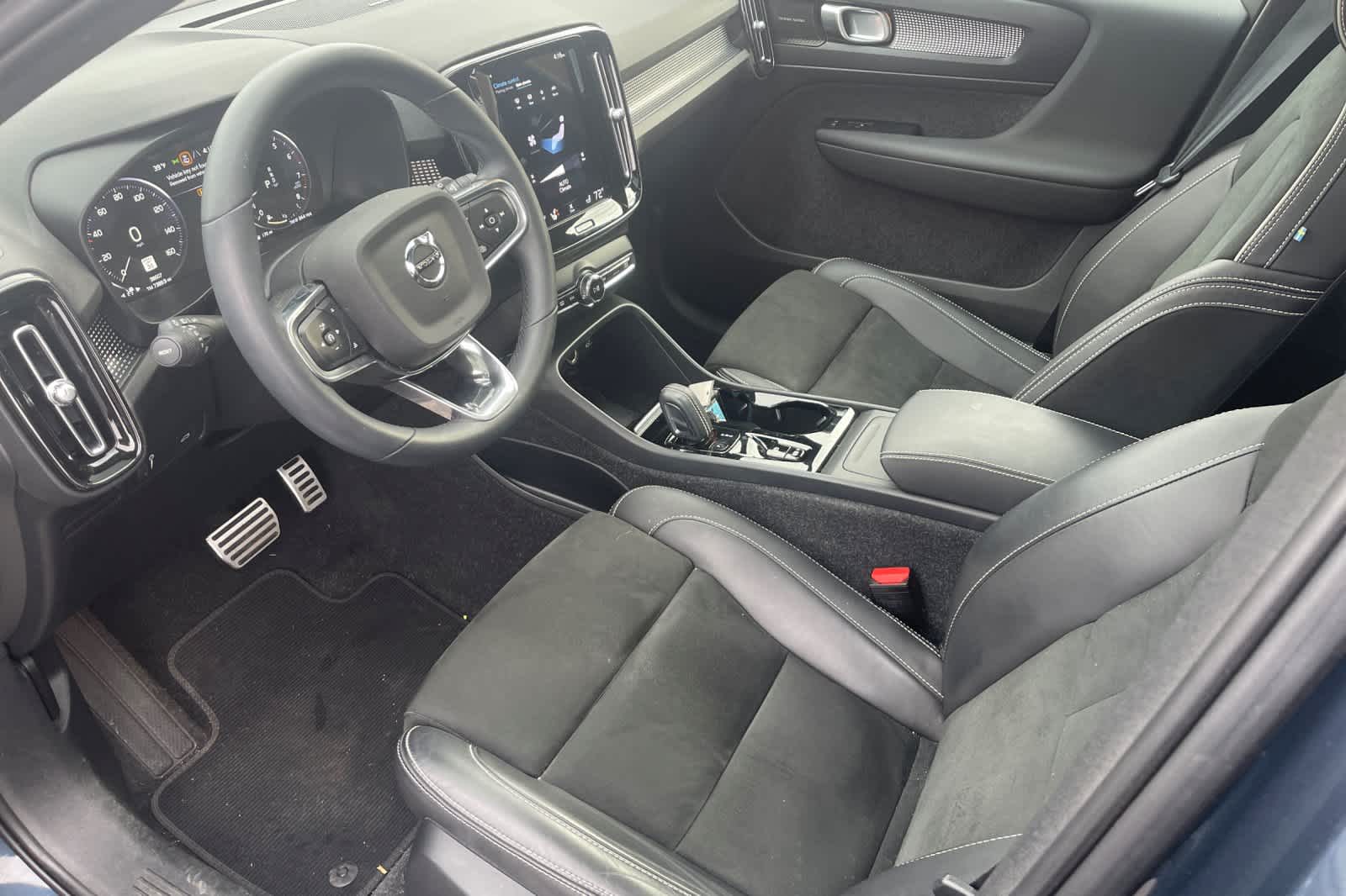 Thumbnail: 2022 Volvo XC40 - 13