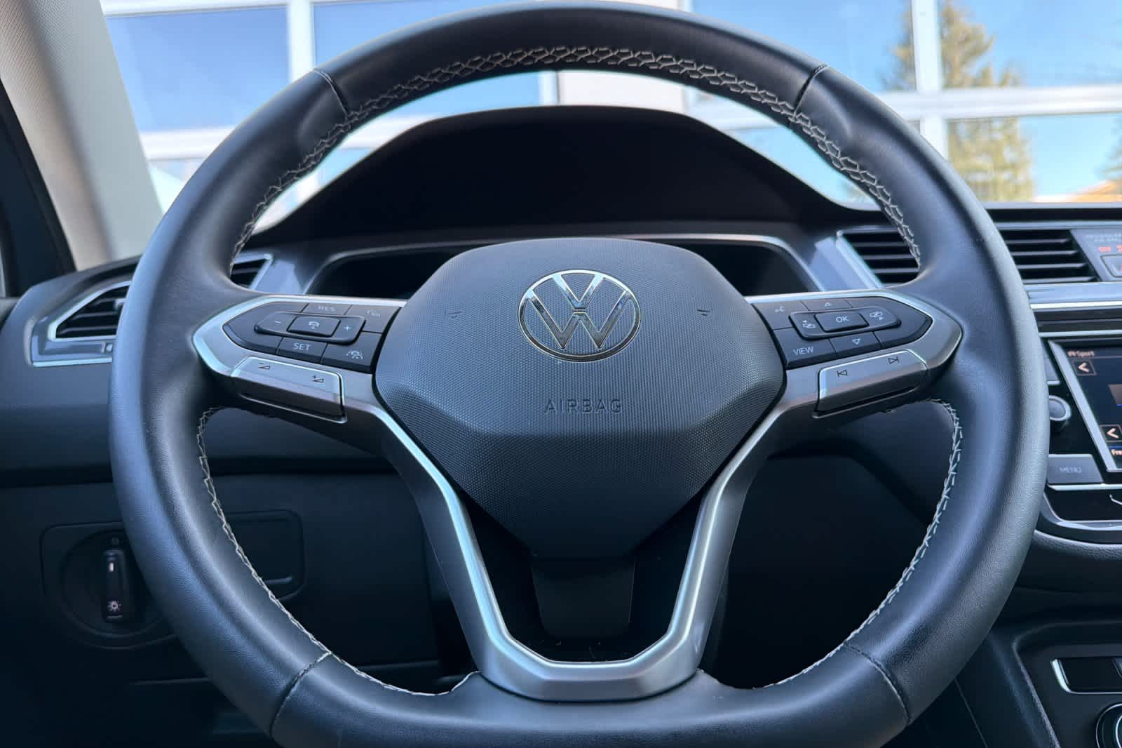 Thumbnail: 2022 Volkswagen Tiguan - 25