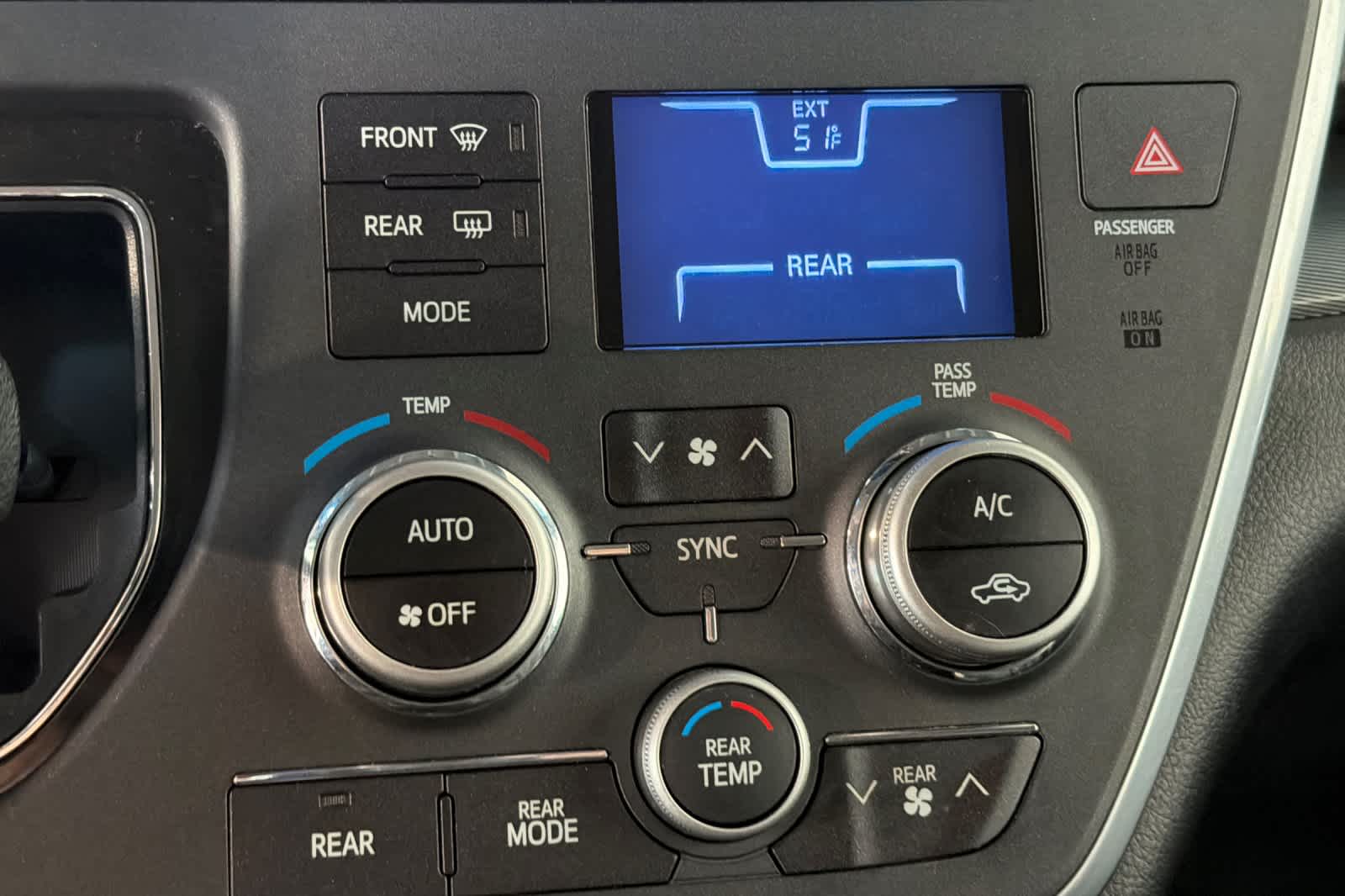 Thumbnail: 2015 Toyota Sienna - 23