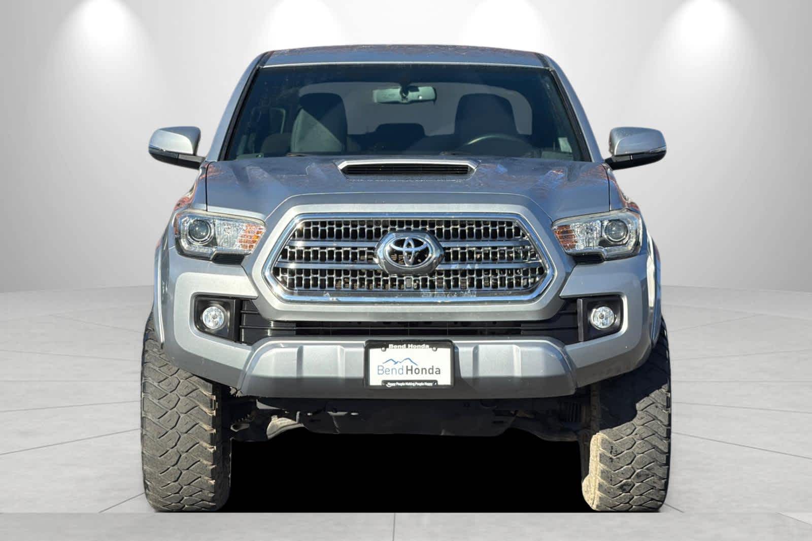 Thumbnail: 2017 Toyota Tacoma - 10