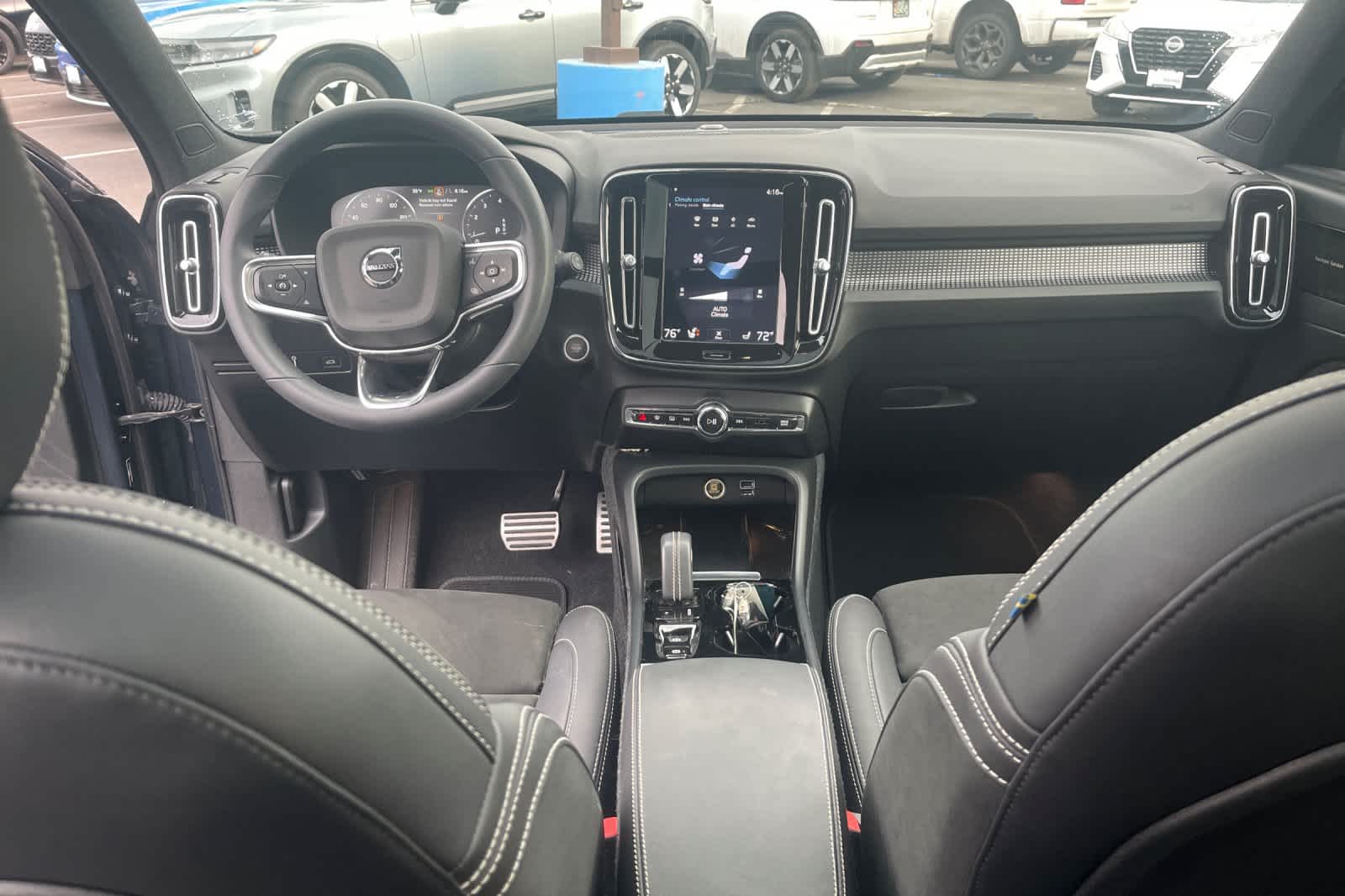 Thumbnail: 2022 Volvo XC40 - 3