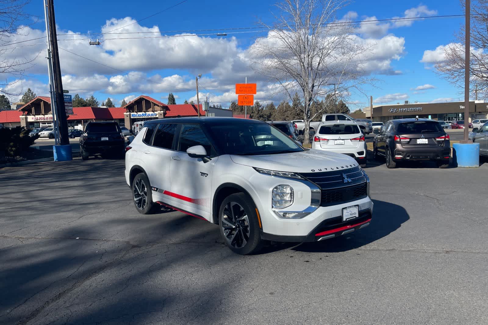 Thumbnail: 2024 Mitsubishi Outlander - 9