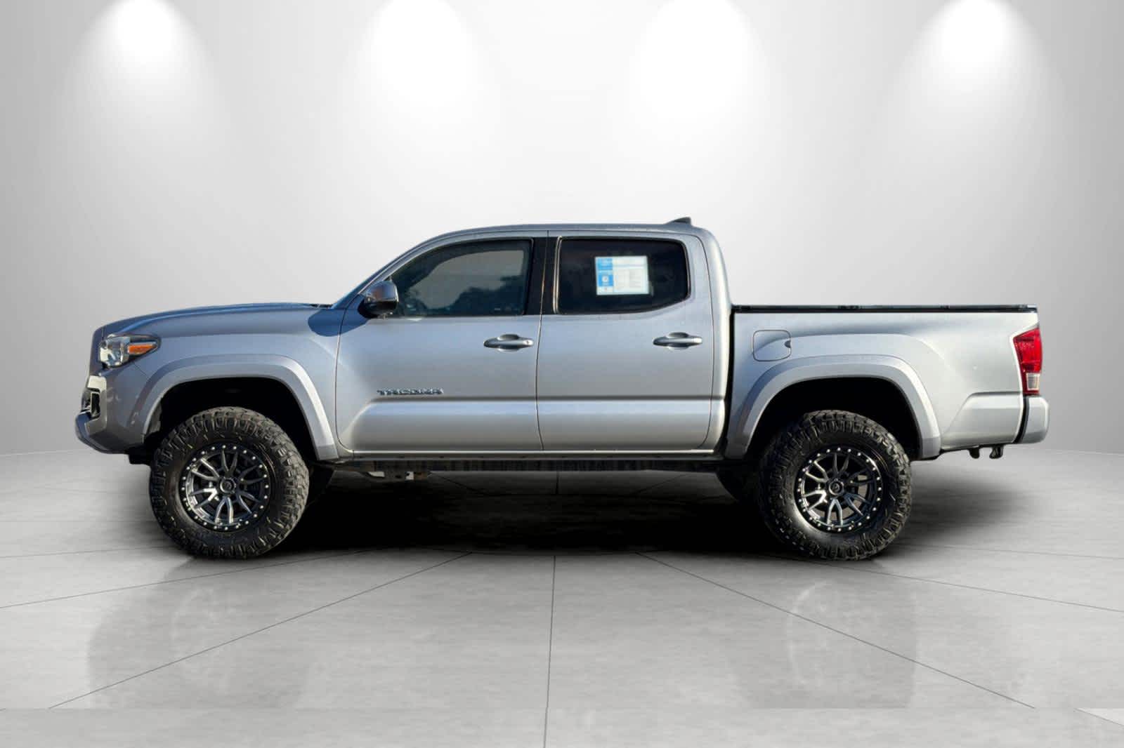 Thumbnail: 2017 Toyota Tacoma - 5
