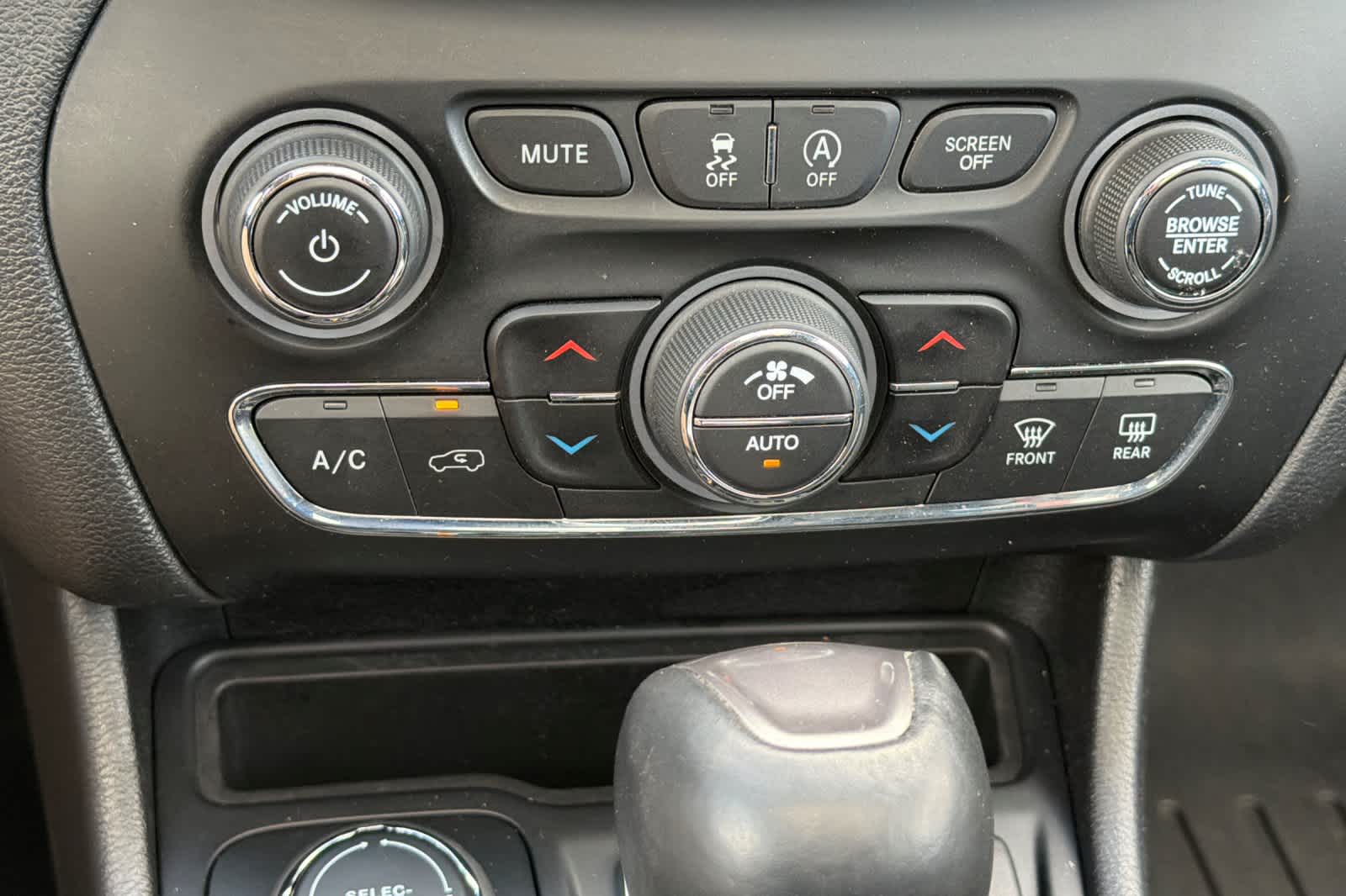 Thumbnail: 2020 Jeep Cherokee - 23