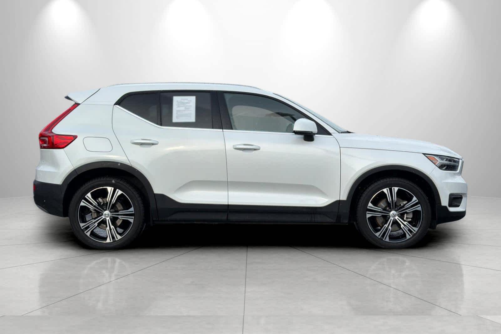 Thumbnail: 2022 Volvo XC40 - 8