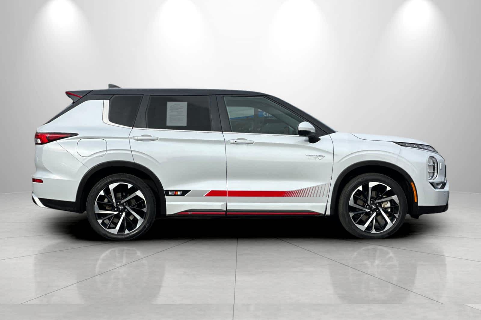 Thumbnail: 2024 Mitsubishi Outlander - 8