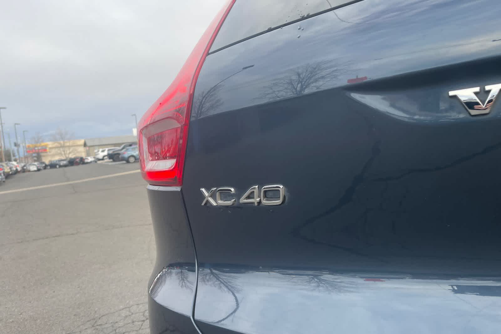 Thumbnail: 2022 Volvo XC40 - 12