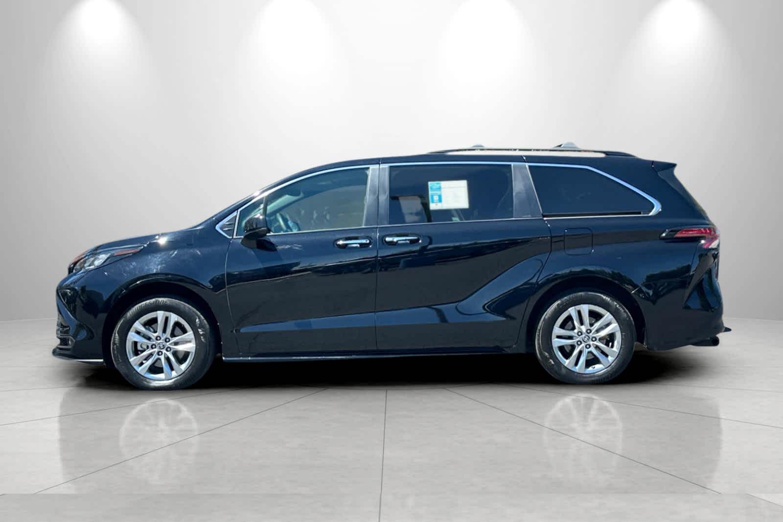 Thumbnail: 2022 Toyota Sienna - 4
