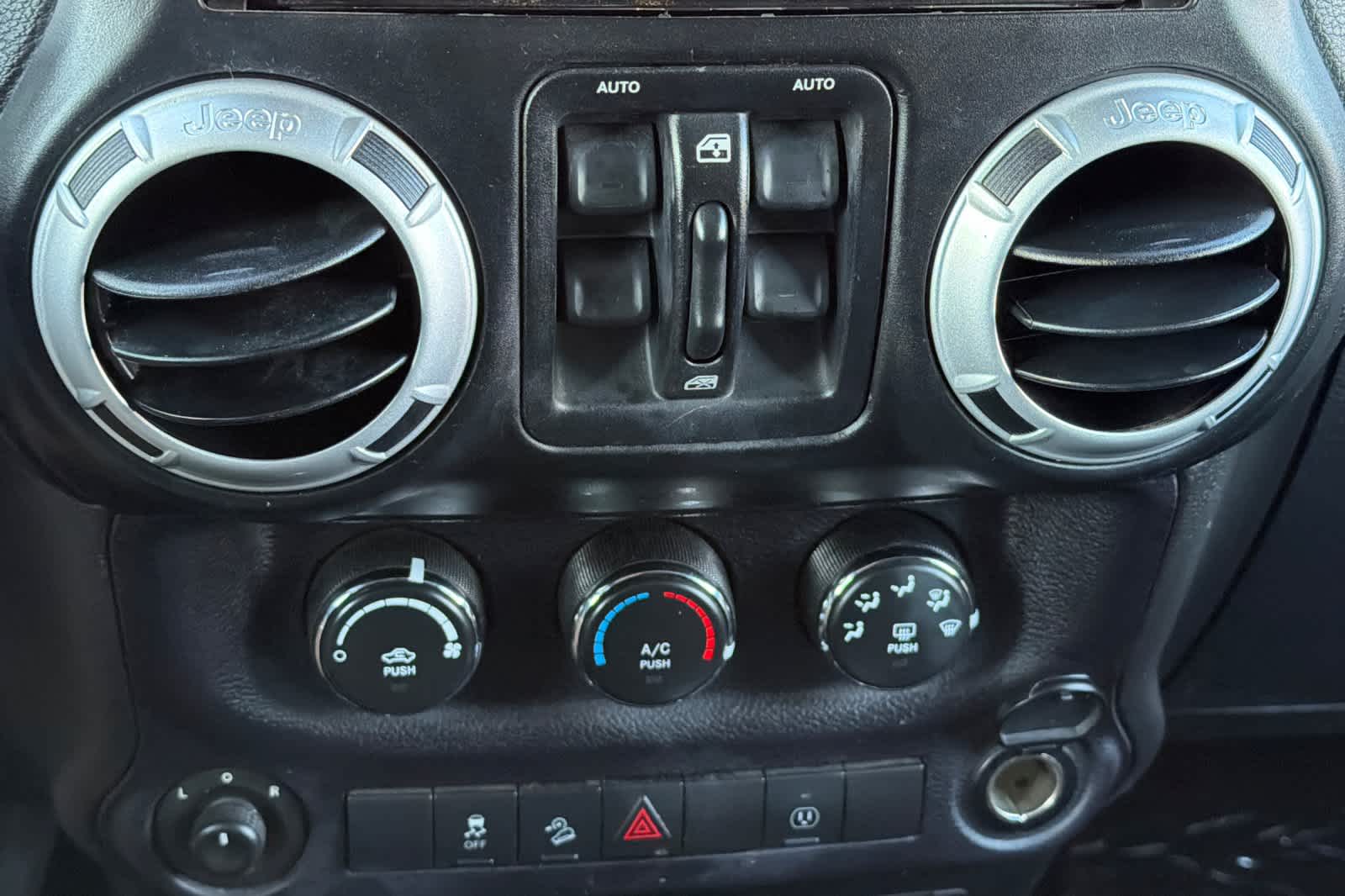 Thumbnail: 2014 Jeep Wrangler - 21